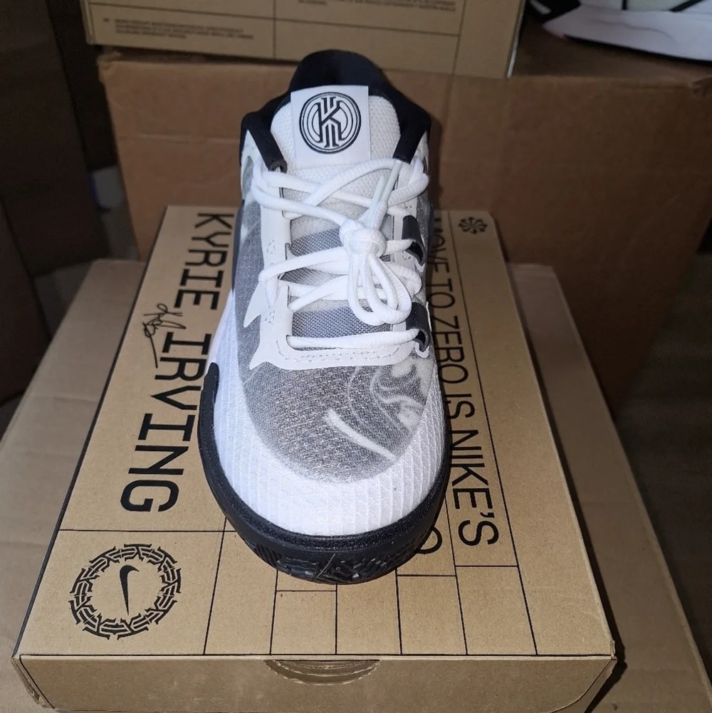 Nike Kyrie 8 GO (GS) White/White-Black new with the box In A 6.5Y.